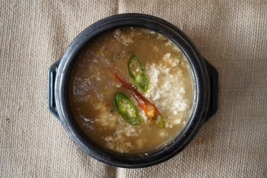 비지찌개 — 풋고추와 홍고추 고명