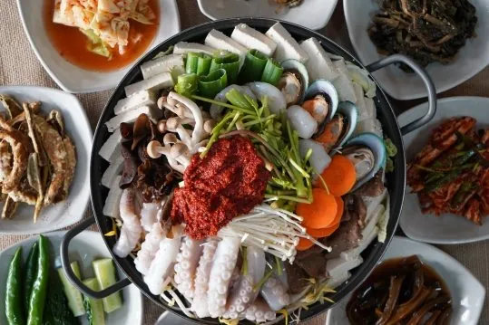 끓이기 전의 해물두부탕과 둘레의 밑반찬