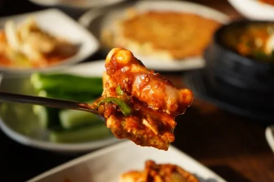 숟가락으로 뜬 두루치기 한 입