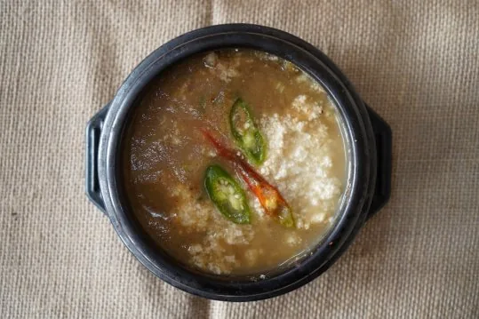 비지찌개 — 풋고추와 홍고추 고명