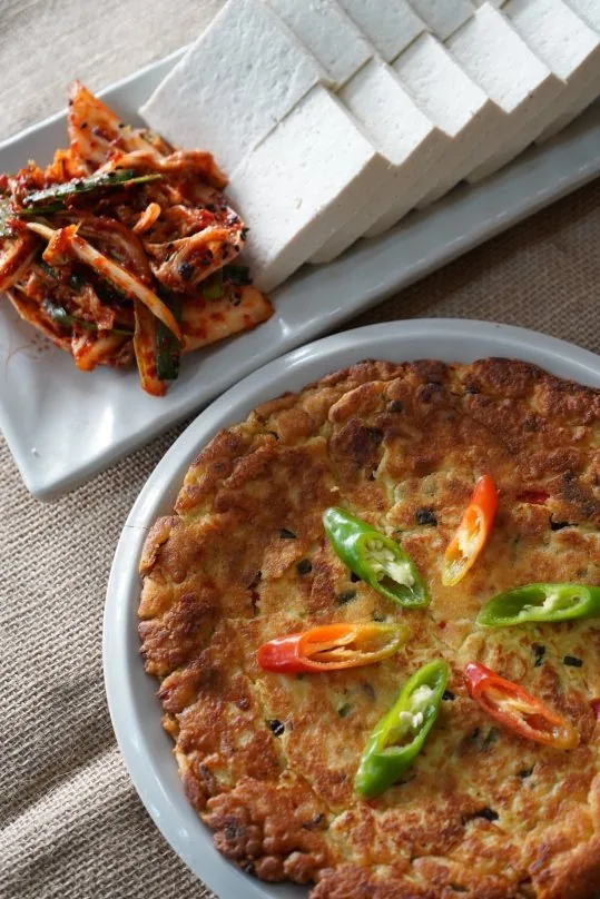 콩빈대떡과 뒤의 두부김치
