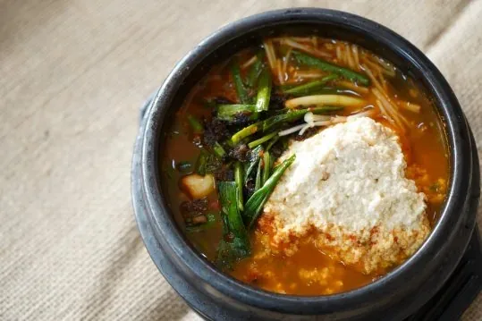 얼큰순두부 — 붉은 국물 위 흰 순두부와 부추