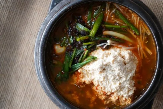 위에서 본 얼큰순두부 — 붉은 국물, 순두부, 부추