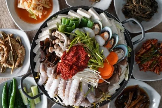 끓이기 전의 해물두부탕과 둘레의 밑반찬