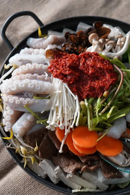 세로로 본 해물두부탕 — 해산물과 두부